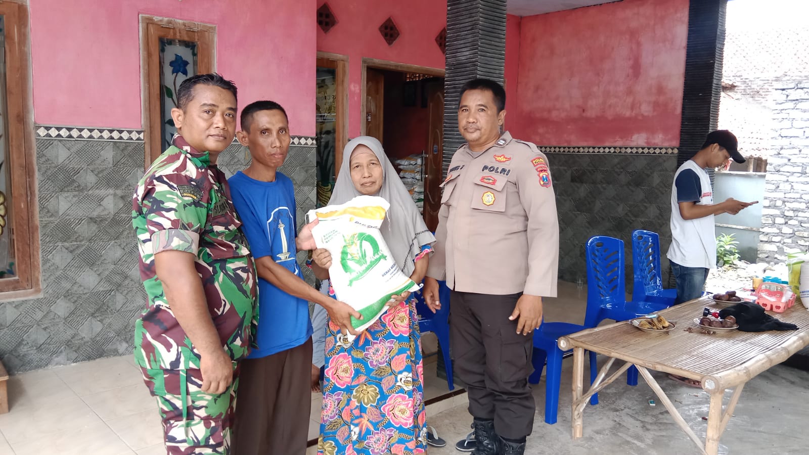 Pemerintah Desa Pasean Salurkan Bantuan Beras Ke – 401 KPM