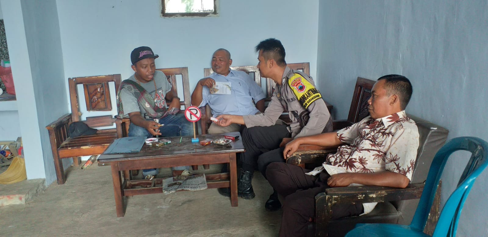 Bripka Miftakhul Hudy Sampaikan Himbauan Kepada Warganya Saat Melaksanakan Sambang