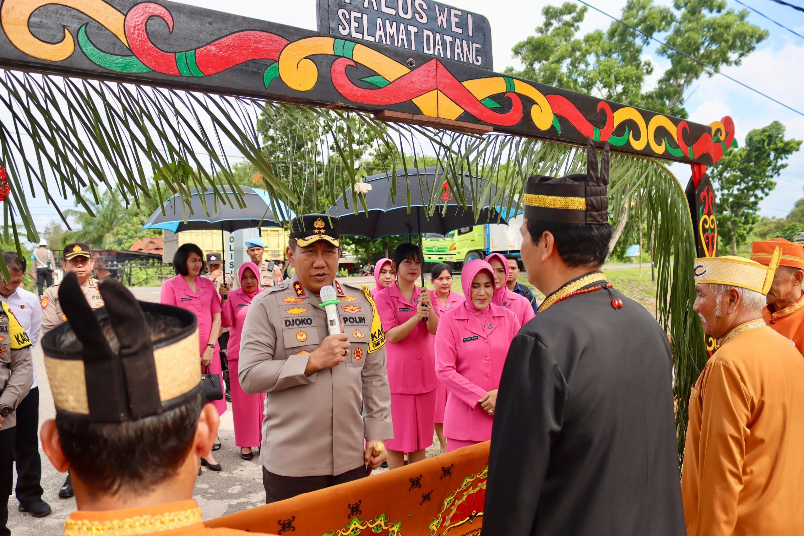 Jajar Kehormatan Dan Potong Pantan Sambut Kedatangan Kapolda di Polres Kapuas