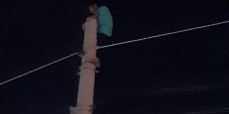 Depresi Karena Putus Cinta, Pemuda Sragi Ini Nekat Panjat Tiang Listrik