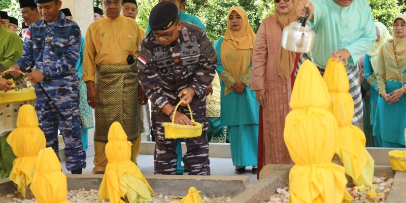 Tak Lupakan Sejarah, Danlantamal IV Batam Ziarah Ke Makam Zuri’at Nong Isa
