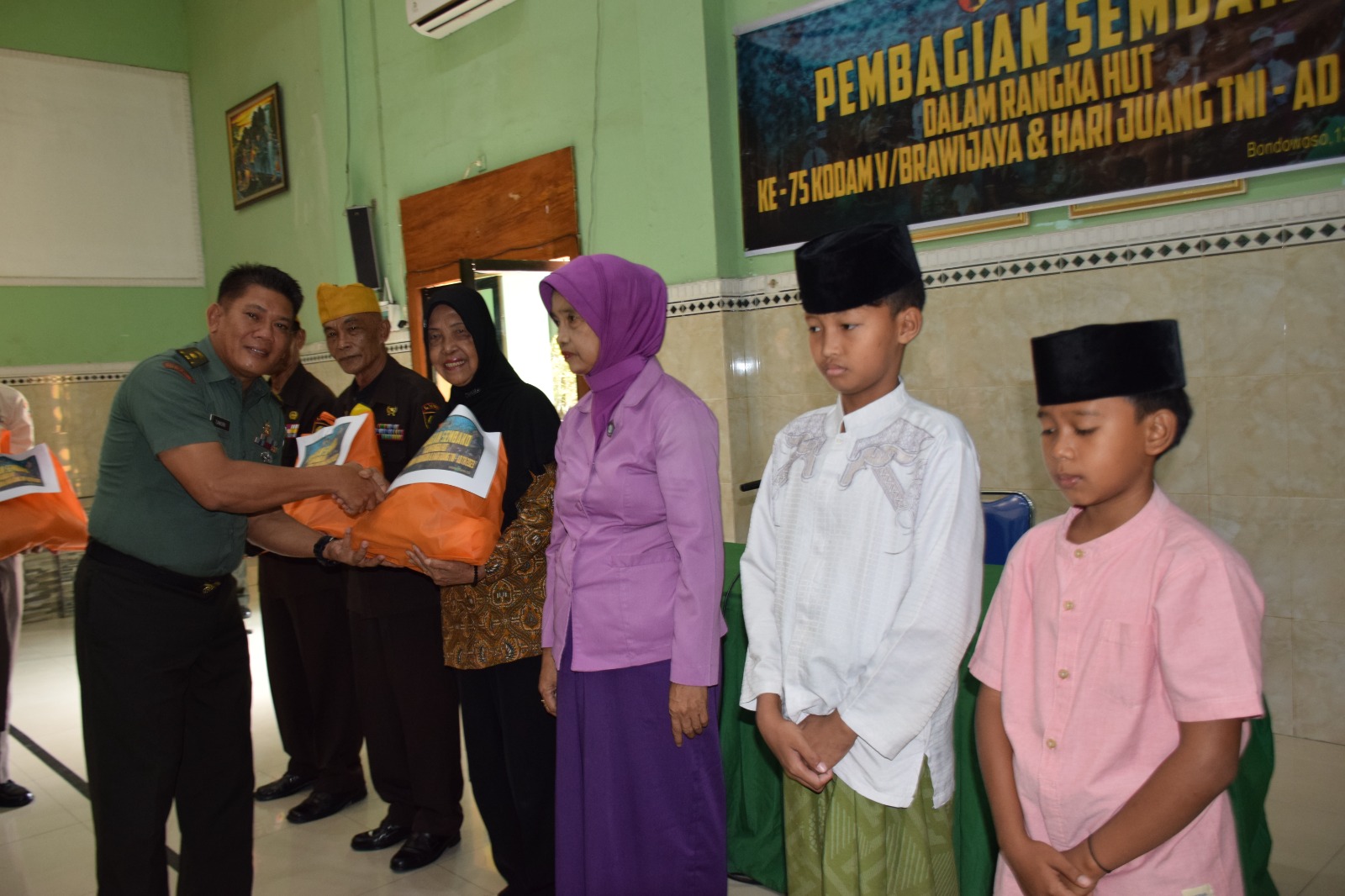 Sambut HUT ke 75 Kodam V Brawijaya dan Hari Juang TNI ke 78 th 2023, Kodim 0822 Bondowoso Berbagi Sembako