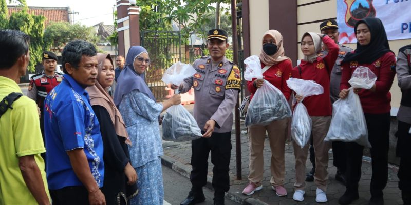 Cegah Stunting, Polres Batang Bagikan Ikan Segar