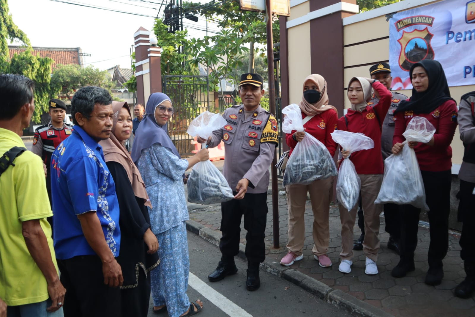 Cegah Stunting, Polres Batang Bagikan Ikan Segar