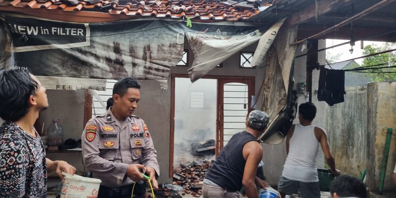 Kebakaran Rumah Konveksi di Bojong, Dalmas Polres Pekalongan Sigap Bantu Padamkan Api