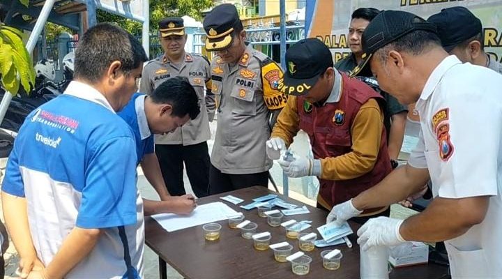 Wujudkan Nataru Kondusif, Polres Sampang Lakukan Tes Urine Kepada Sopir Bus Di Terminal Trunojoyo