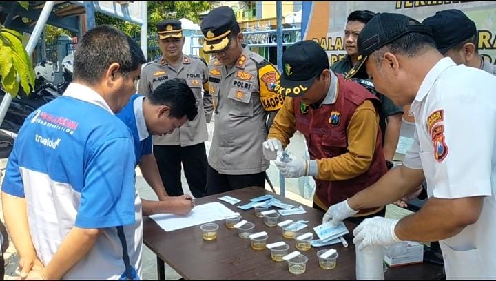 Wujudkan Nataru Kondusif, Polres Sampang Lakukan Tes Urine Kepada Sopir Bus Di Terminal Trunojoyo