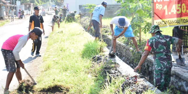 Antisipasi Banjir, Danramil 0822/16 Cermee Pimpin Karya Bakti Pembersihan Bantaran Dan Selokan