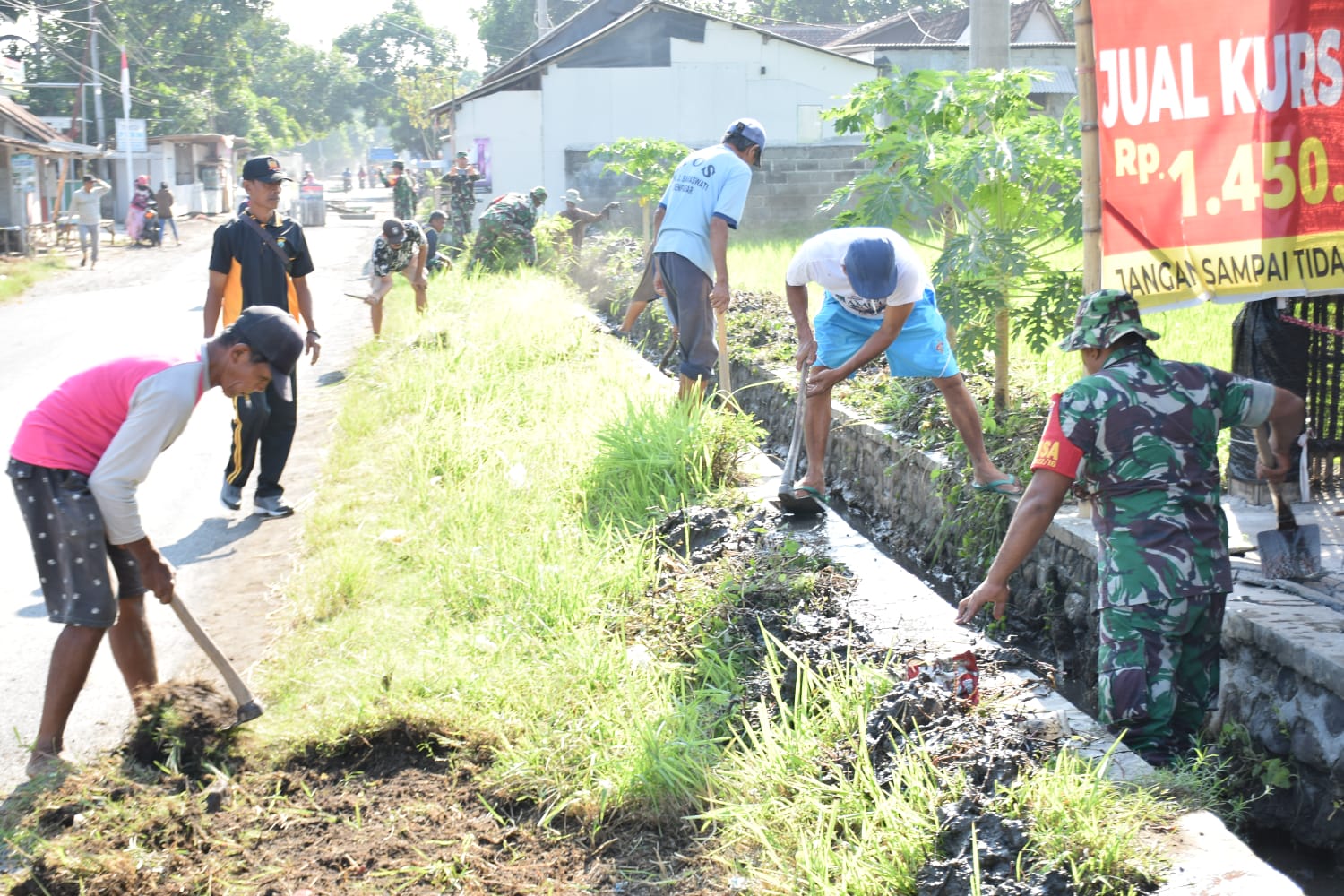 Antisipasi Banjir, Danramil 0822/16 Cermee Pimpin Karya Bakti Pembersihan Bantaran Dan Selokan
