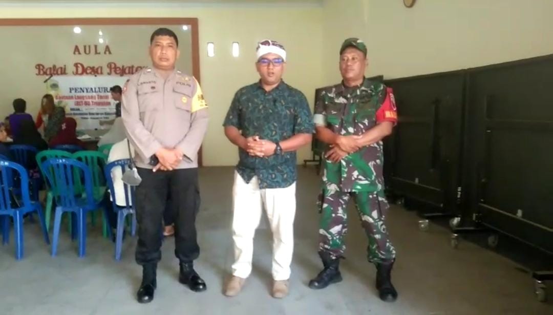 Babinsa Koramil 0822/01 Dan Tiga Pilar Desa Pejaten Dampingi Penyaluran BLT DD