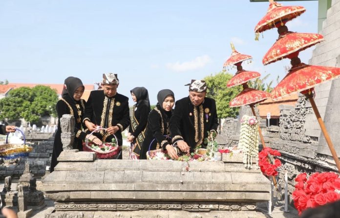 Peringati Hari Jadi Sampang Ke 400, Bupati Dan Wabup Sampang Ziarah Ke Makam Ratoh Ebuh