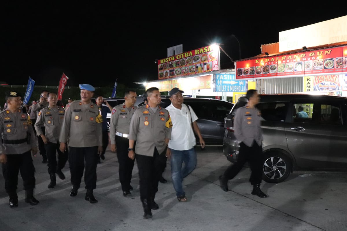 Pantau Situasi Malam Hari di Wilayahnya, Kapolres Pekalongan Laksanakan Patroli Sekaligus Cek Pos Operasi Lilin Candi 2023