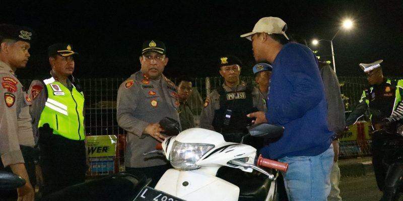 Jelang Nataru Polres Pelabuhan Tanjung Perak Gelar Razia di Suramadu