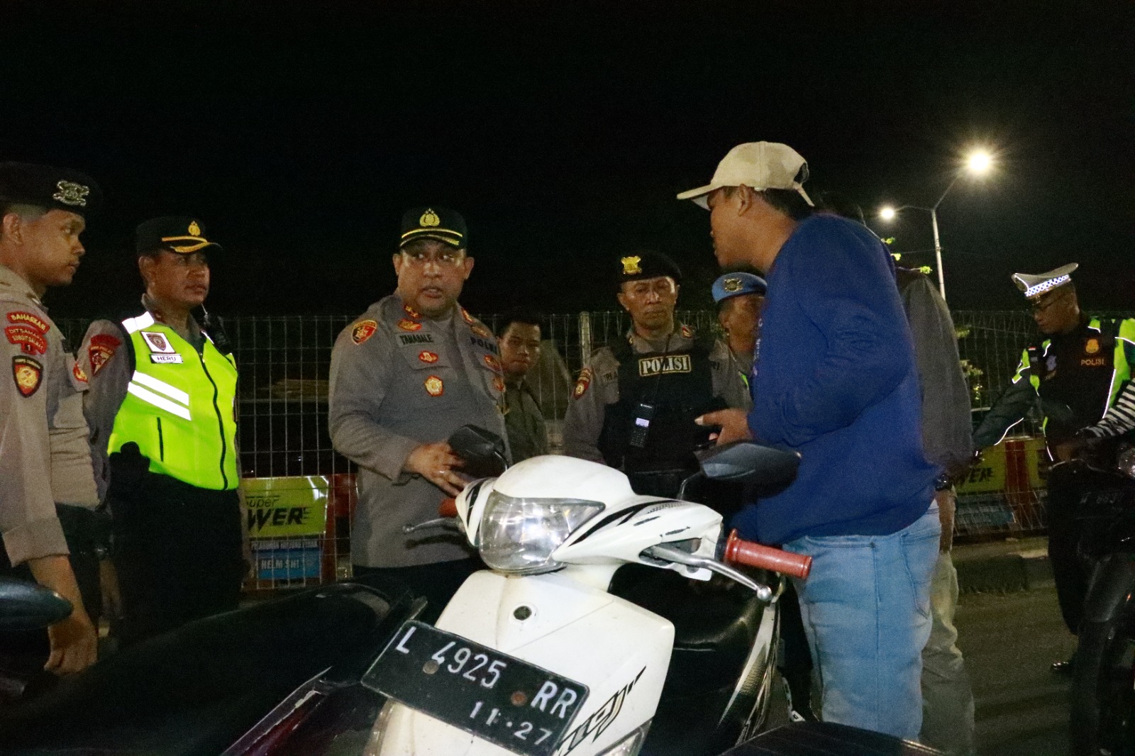 Jelang Nataru Polres Pelabuhan Tanjung Perak Gelar Razia di Suramadu