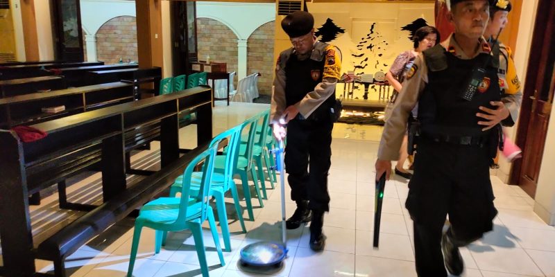 Jelang Misa Malam Natal, Polres Batang Lakukan Sterilisasi