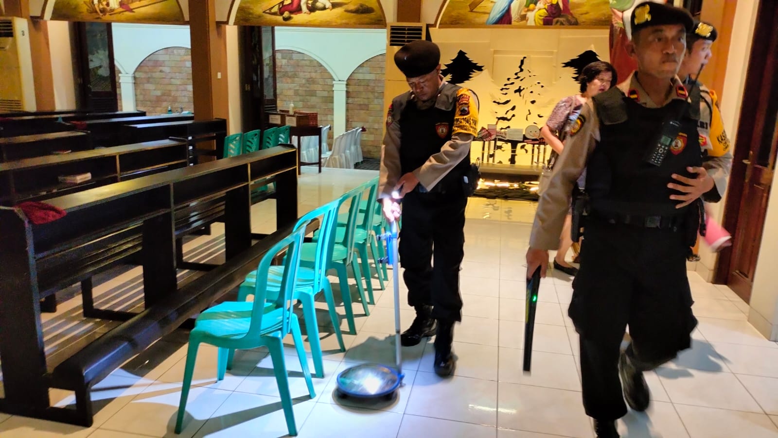 Jelang Misa Malam Natal, Polres Batang Lakukan Sterilisasi