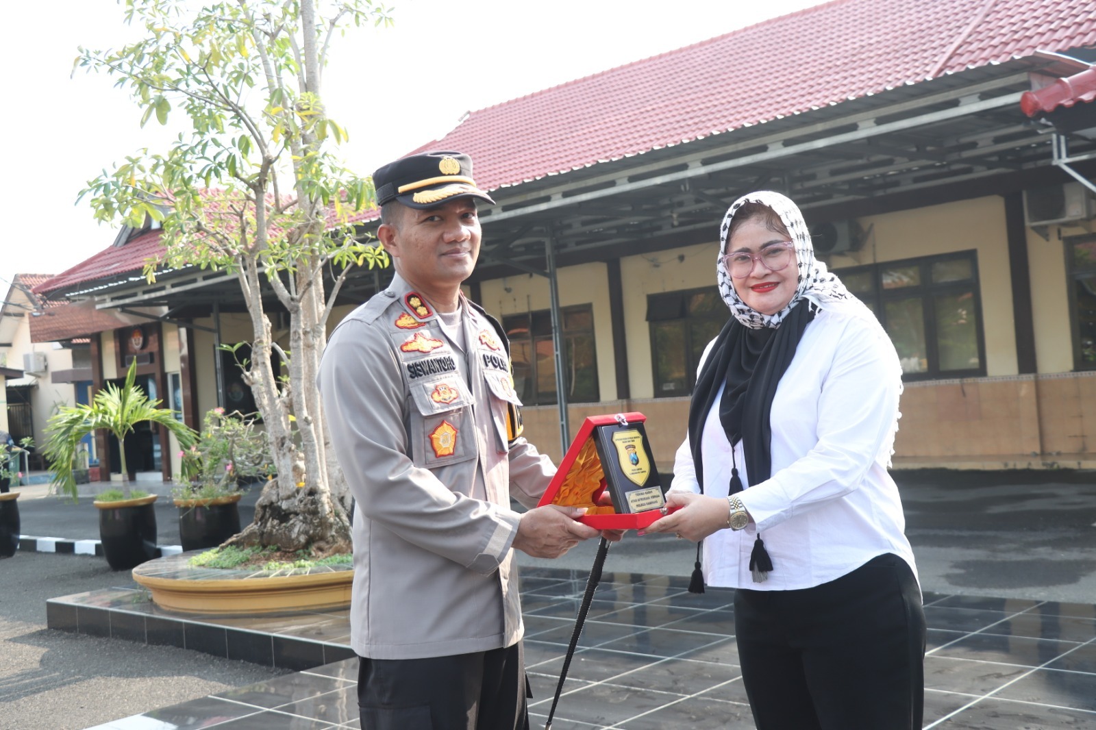 Polres Sampang Terima Penghargaan Dari TRC Perlindungan Perempuan Dan Anak Indonesia