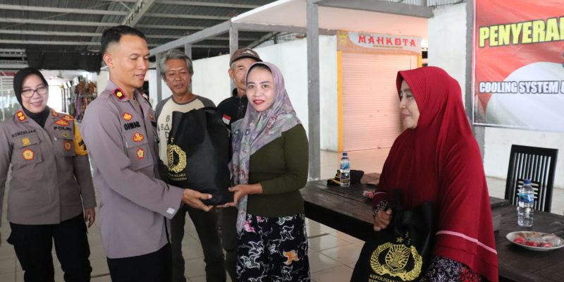 Dit Binmas Polda Jateng Serahkan 50 Paket Bansos Ke Komunitas Pedagang Batik IBC Tukang Ojek dan Supir Angkot