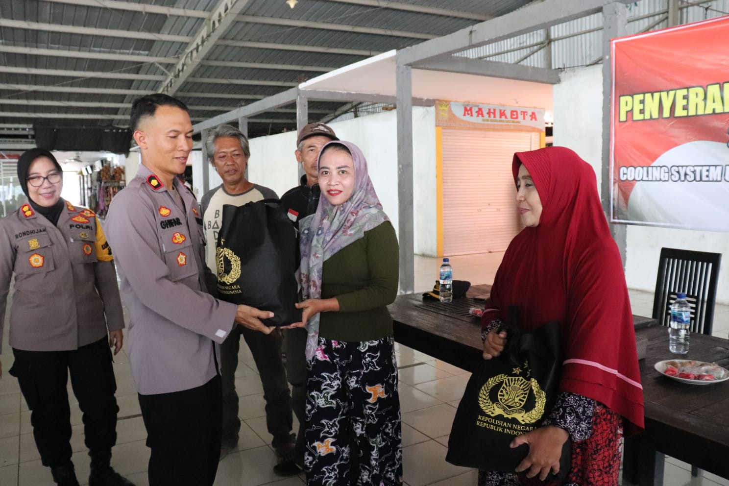 Dit Binmas Polda Jateng Serahkan 50 Paket Bansos Ke Komunitas Pedagang Batik IBC Tukang Ojek dan Supir Angkot