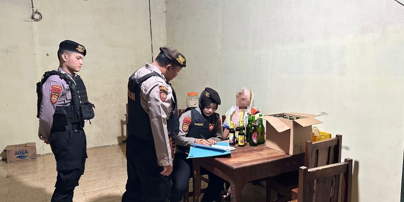 Polisi Sita Puluhan Botol Miras Dari Warung Swike