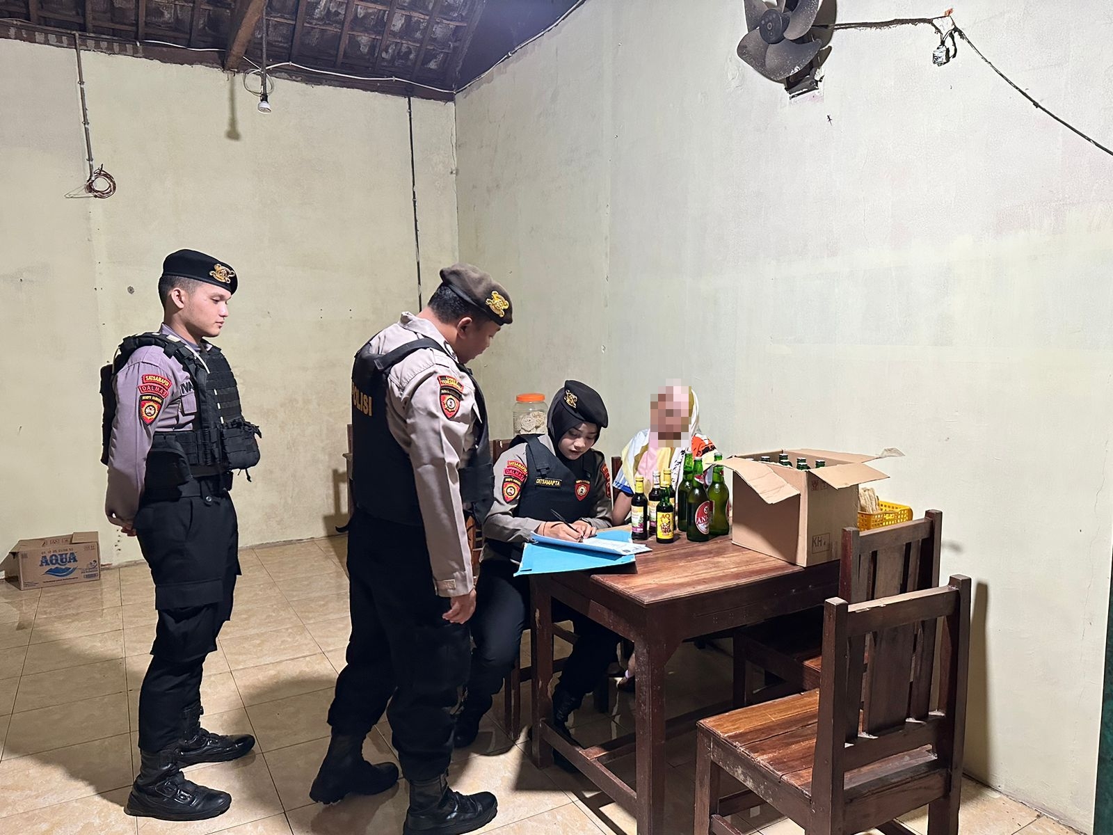 Polisi Sita Puluhan Botol Miras Dari Warung Swike