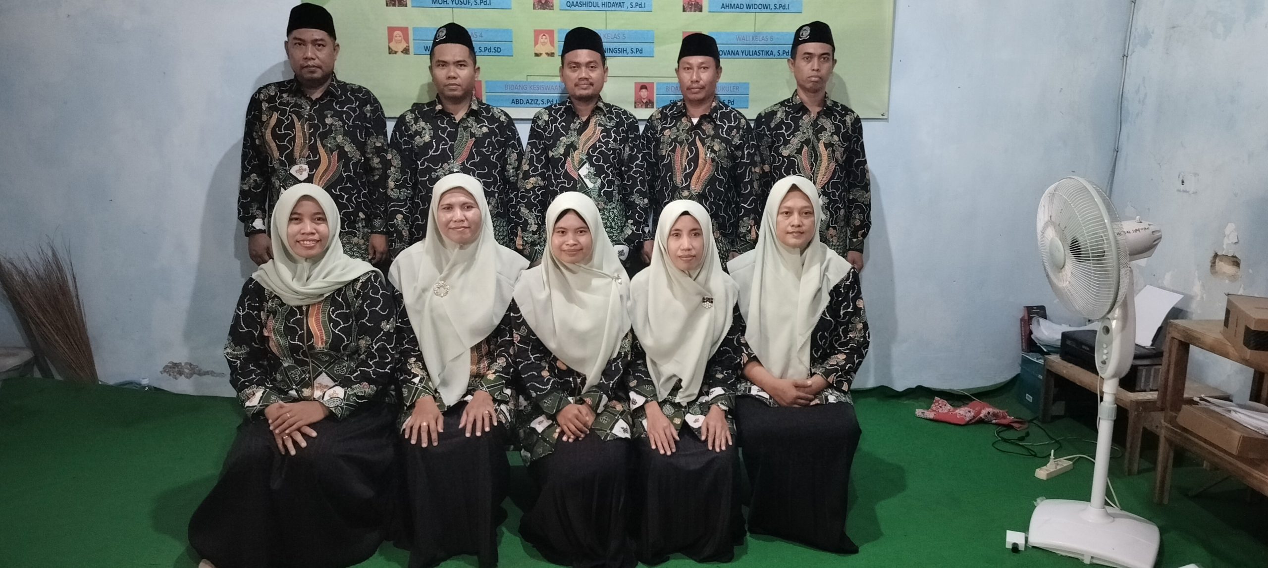 Tenaga Pendidik MIS Salafiyah Syafi’iyah Enjelen Kenakan Seragam Batik Baru di Hari Rabu 2023
