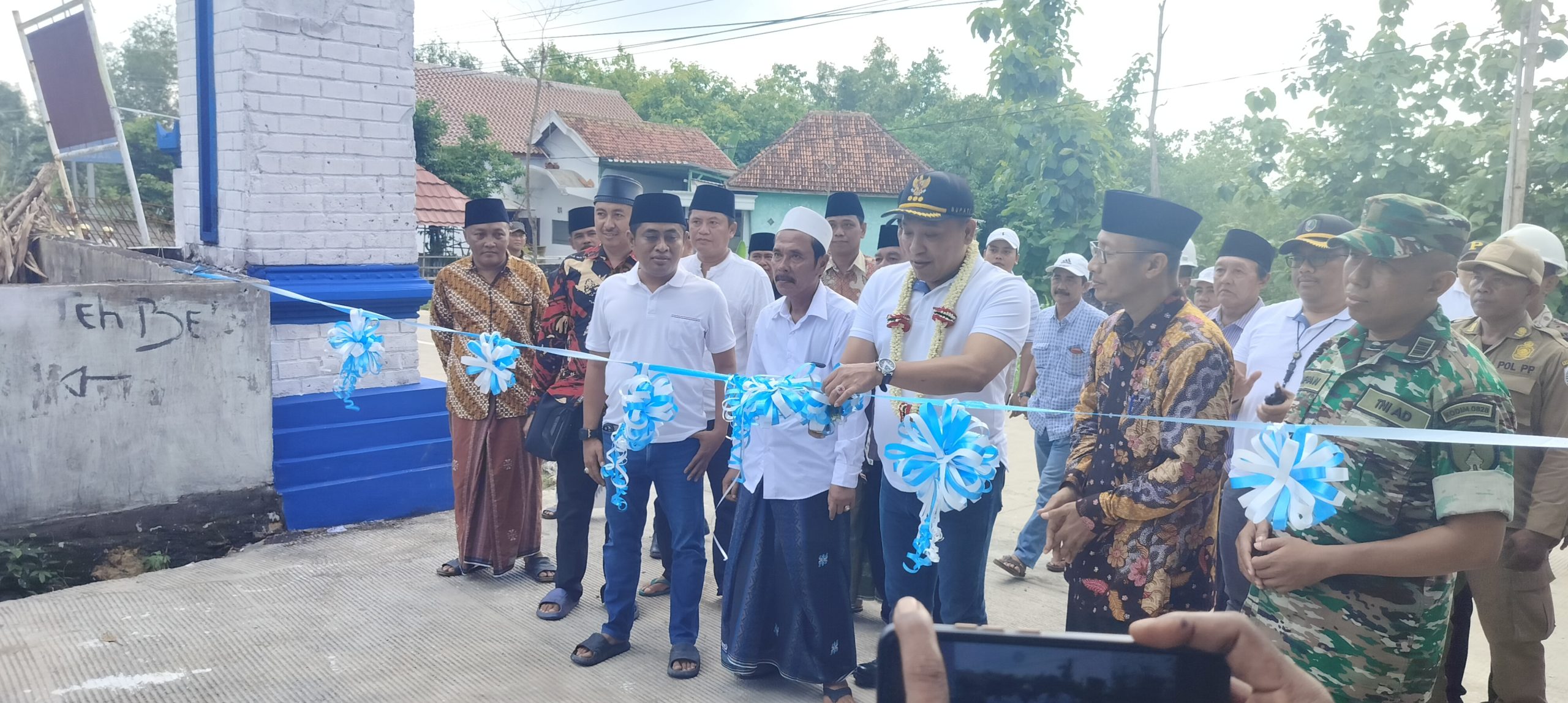 Bupati Sampang H. Slamet Junaidi Resmikan Jalan Rabat Beton di Desa Banjar