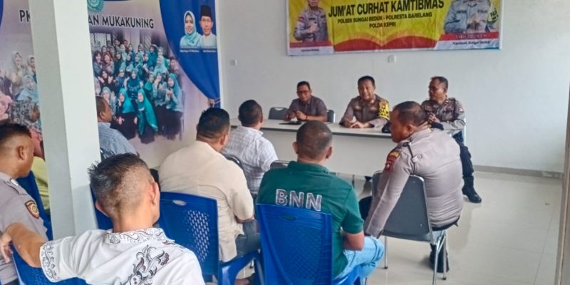 Giat Curhat Jum’at Kamtibmas & Pembagian Bansos Polsek Sei Beduk Bersama Masyarakat Mukakuning