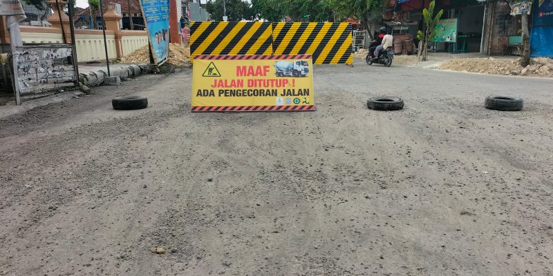 Mohon Maaf Jalan Ditutup Ada Proyek Pengecoran Ruas Jalan Sukorame Lamongan