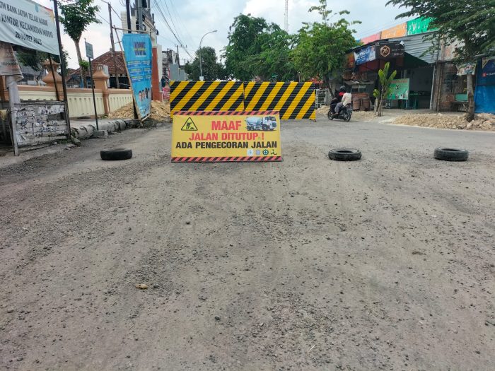 Mohon Maaf Jalan Ditutup Ada Proyek Pengecoran Ruas Jalan Sukorame Lamongan