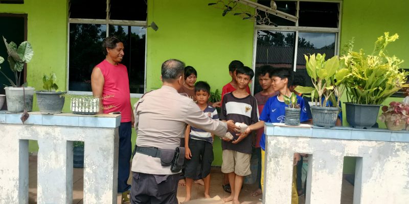 Bhabinkamtibmas Polsek Sei Beduk Berikan Bansos & Bagikan Paket Makanan Kepada Panti Asuhan Ummul Qurro