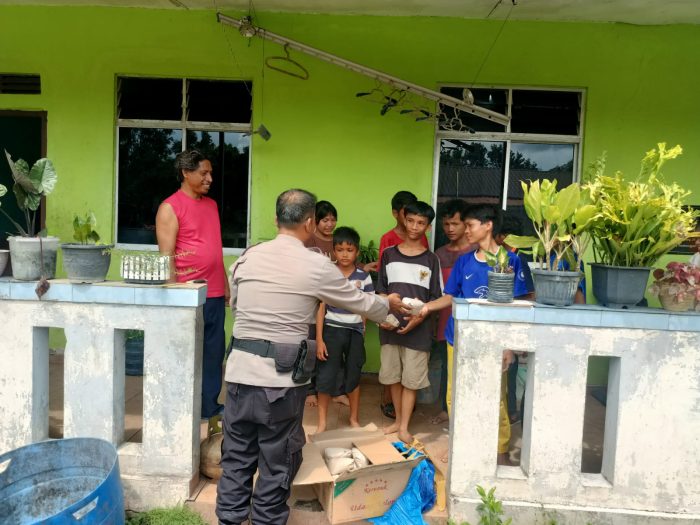 Bhabinkamtibmas Polsek Sei Beduk Berikan Bansos & Bagikan Paket Makanan Kepada Panti Asuhan Ummul Qurro