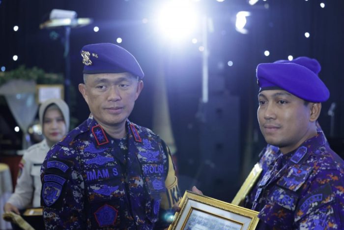 Pimpin Puncak Acara HUT Polairud Ke-73 Kapolda Jatim Apresiasi Keberhasilan Polairud