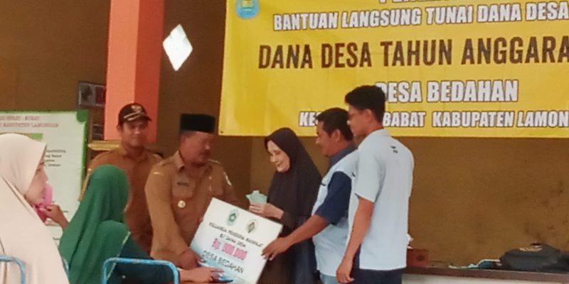 Pemdes Desa Bedahan, Kecamatan Babat Kabupaten Lamongan Membagikan BLT