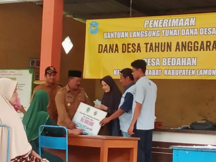 Pemdes Desa Bedahan, Kecamatan Babat Kabupaten Lamongan Membagikan BLT