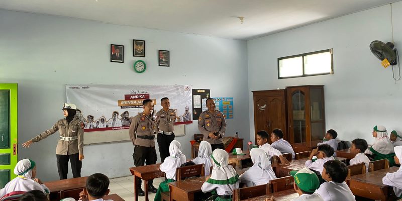 Anggota Polres Tulungagung Jadi Guru di Kelas Inspirasi Andika Mengajar 2023