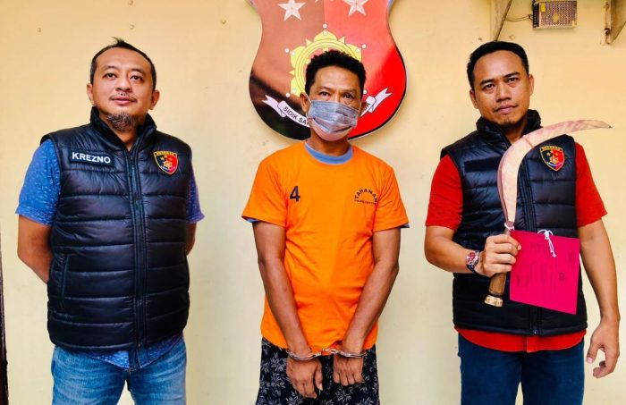 Polsek Genteng Amankan Debt Collector Bercelurit