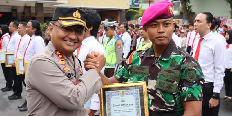 Kapolres Lumajang Beri Reward Anggota Marinir Yang Bantu Ungkap Kasus PMII Ilegal
