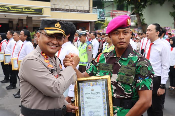 Kapolres Lumajang Beri Reward Anggota Marinir Yang Bantu Ungkap Kasus PMII Ilegal
