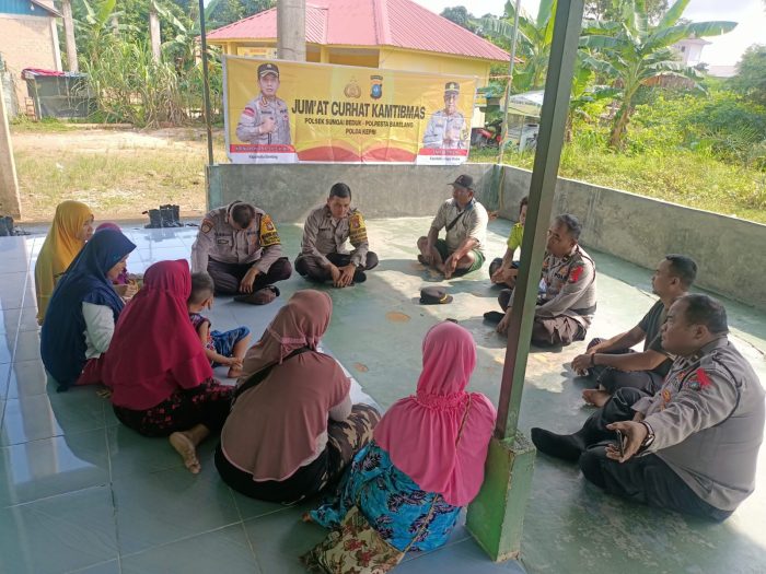 Gelar Jum’at Curhat, Polsek Sei Beduk Membagi-bagikan Bansos Kepada Masyarakat Tanjung Piayu