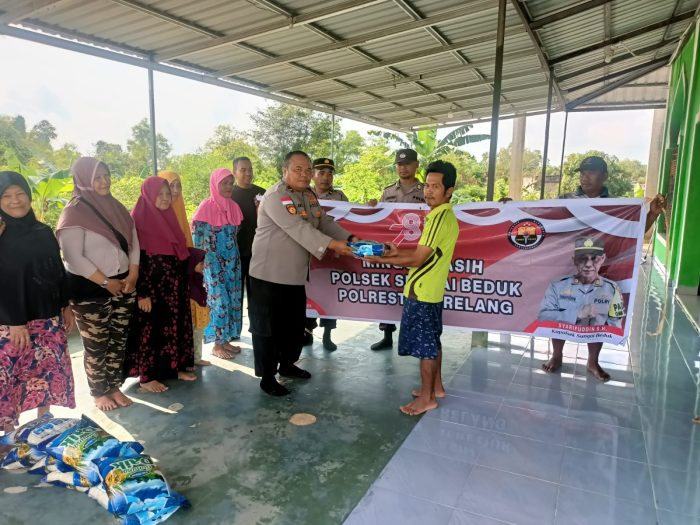 Polsek Sei Beduk Gelar Minggu Kasih & Bagi-Bagi Bansos Kepada Masyarakat Kavling Baru Sungai Daun-Batam