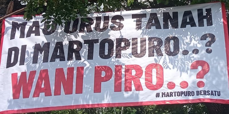 Warga Desa Martopuro Kritik Kadesnya Lewat Banyak Banner