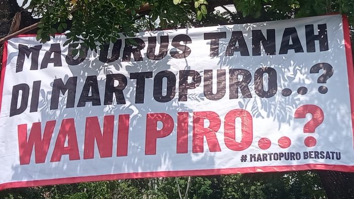 Warga Desa Martopuro Kritik Kadesnya Lewat Banyak Banner