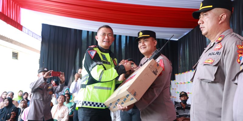 Kapolda Jatim Beri Motivasi Serahkan Tali Asih di Pos Pam Nataru ASDP Ketapang Banyuwangi
