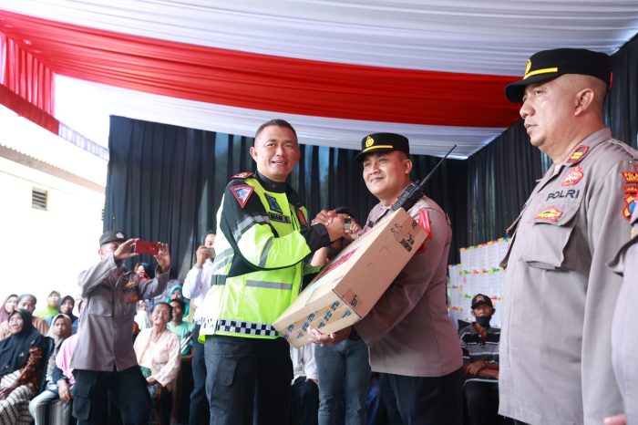 Kapolda Jatim Beri Motivasi Serahkan Tali Asih di Pos Pam Nataru ASDP Ketapang Banyuwangi