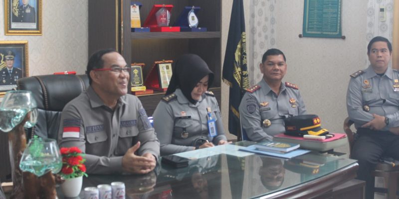 Kunjungan Kerja Ke Lapas Lubuklinggau Kepala Kanwil Sumsel Kemenkumham Beri Penghargaan Petugas Lapas