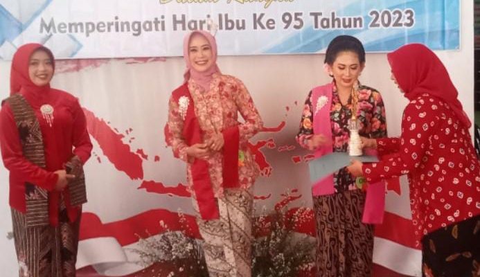 Peringatan Hari Ibu Ke 95 Tahun 2023 Pemdes Berbek Ikuti Lomba Fashion Show Busana Tradisional