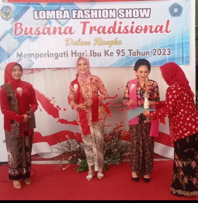 Peringatan Hari Ibu Ke 95 Tahun 2023 Pemdes Berbek Ikuti Lomba Fashion Show Busana Tradisional
