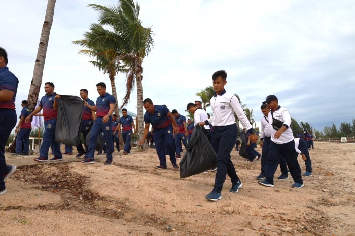 Personil Lantamal IV Gelar Aksi Bersih Laut dan Pantai di Pesisir Pantai Alio Sebagai Dukungan Program Pemerintah