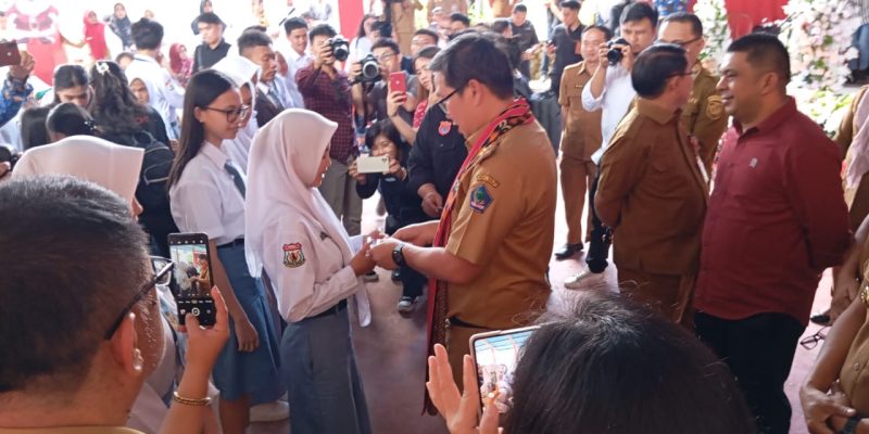 Wakil Gubernur Sulawesi Utara Serahkan KTP-el, SMAN 1 Kotamobagu